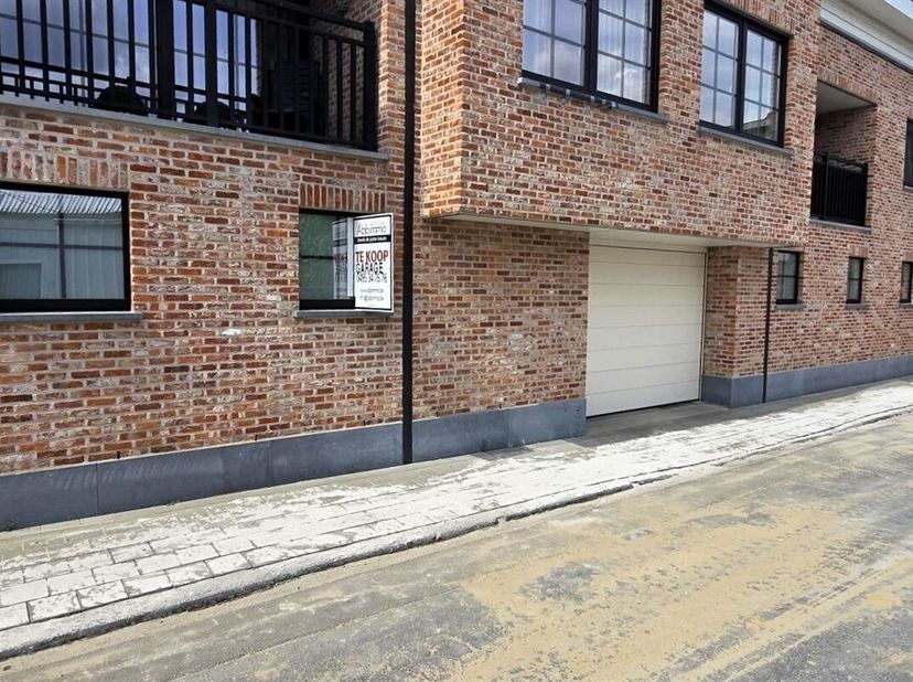 Garage privé à vendre situé au centre de Waregem dans une résidence de petite taille.&lt;br /&gt;
Surface de 15m². Profondeur de 5,16m et largeur de 2,75m.
