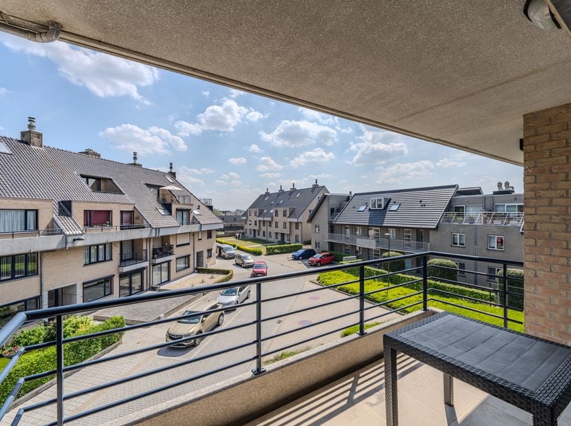 Cet appartement de deux chambres avec une spacieuse terrasse orientée au sud est situé à l&#039;adresse Julien Soetaertstraat 2 Westende. L&#039;appartement dis