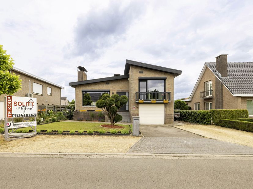 Rustig gelegen open bebouwing, gerenoveerd vanaf 2021 met o.a. 4 slaapkamers, inpandige garage en zuidgerichte tuin.&lt;br /&gt;
Indeling GLV: inkomhal; apa