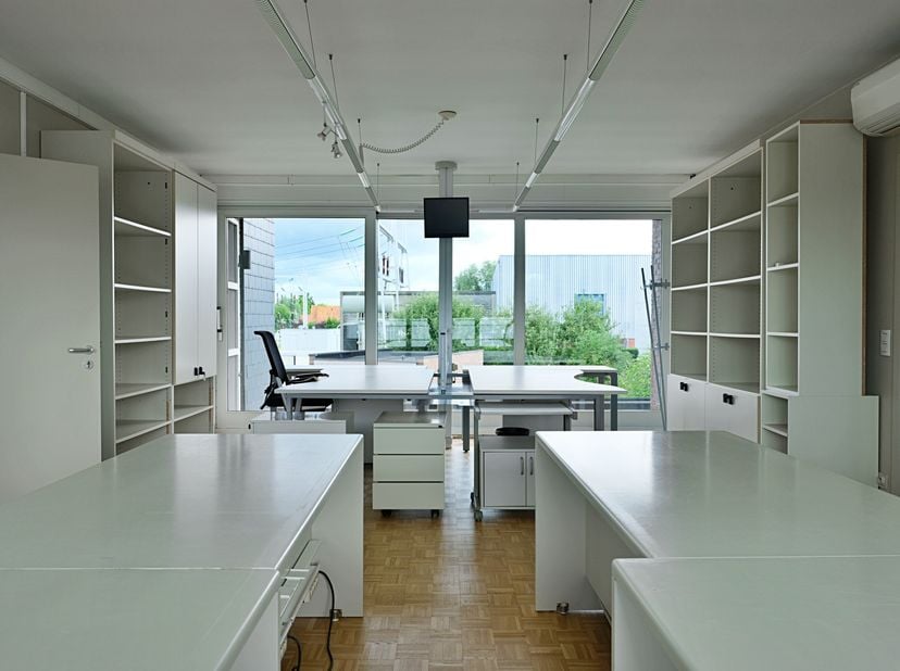 Immeuble de bureaux à Zedelgem (720 m²) avec un parking spacieux devant et derrière la porte à un endroit visible et avec une excellente accessibilité
