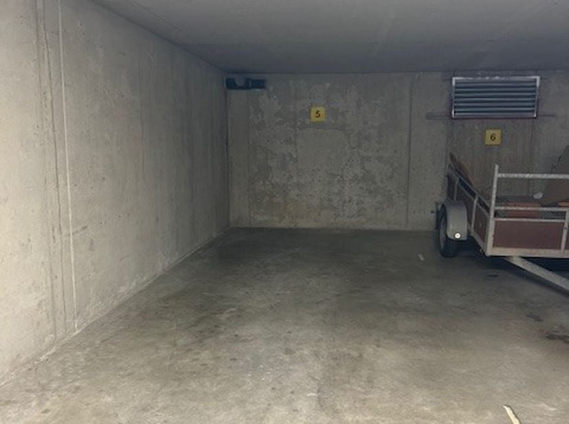 Garage à vendre
                    à 3510 Kermt