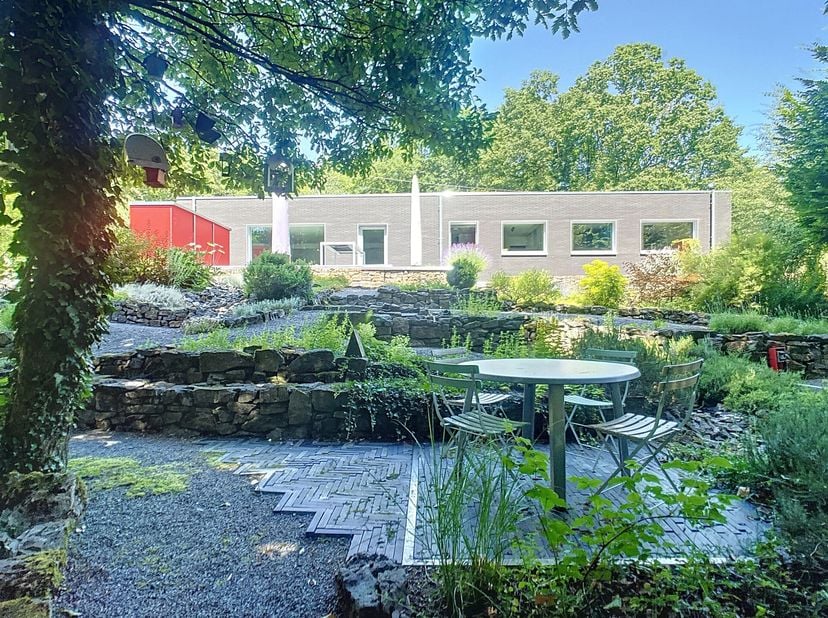 Pour les amoureux de la nature et du calme, ne manquez pas cette surprenante maison de plain-pied, passive et zéro énergie (PEB A++!) construite en 20