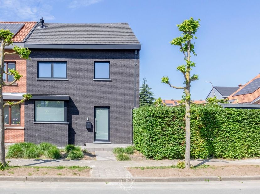 Welkom in deze instapklare halfopen bebouwing, volledig gerenoveerd in 2017, en gelegen in een rustige, residentiële woonwijk waar enkel plaatselijk v