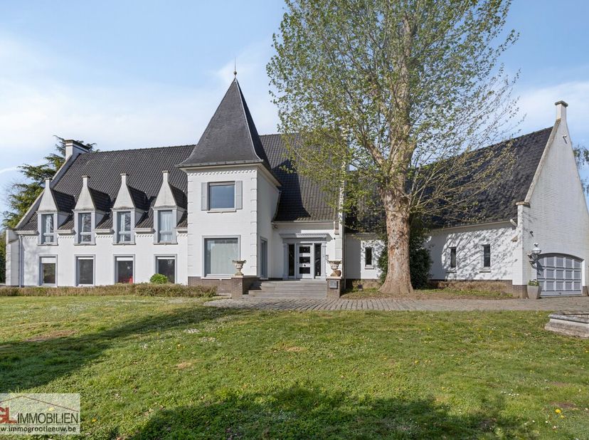 IGL stelt u fier dit uniek landhuis gelegen in het prestigieuze privédomein Vlieringenpark voor.&lt;br /&gt;
&lt;br /&gt;
Gelegen in een afgesloten privédomein en