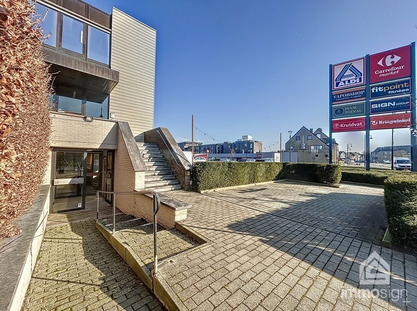 PLUSPUNTEN:&lt;br /&gt;
+ handelsoppervlakte: 118 m²&lt;br /&gt;
+ terras&lt;br /&gt;
+ ideale locatie&lt;br /&gt;
+ Bocholt centrum&lt;br /&gt;
+ dichtbij winkels&lt;br /&gt;
+ tegenove