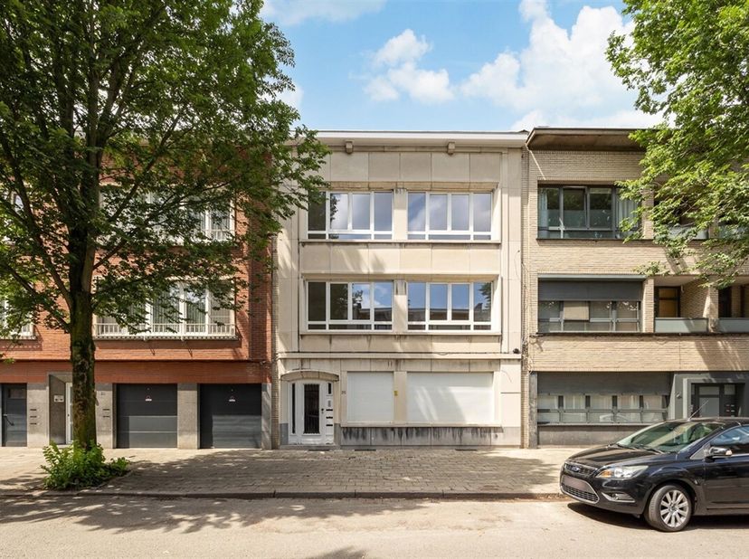 ANVERS - Expo : Appartement de 2 chambres à coucher entièrement rénové avec terrasse spacieuse.&lt;br /&gt;
Le premier étage est toujours à louer à 1295 € +