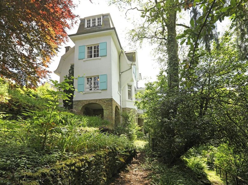 Magnifique situation pour cette propriété située face au château-fort de Bouillon-sur-Semois.&lt;br /&gt;
D&#039;une superficie de 2256 m², elle se compose d&#039;une