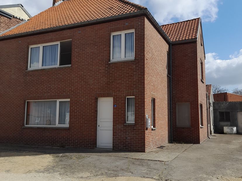 Deze ruime, gezinsvriendelijke woning met 3 slaapkamers is gelegen in het &quot;mooie&quot; Zutendaal ( centrum Wiemesmeer) op een perceel van 6 are.&lt;br /&gt;
Bela