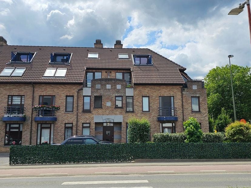 Gezellig appartement op de 2de verdieping centraal gelegen in Maasmechelen.&lt;br /&gt;
In het appartement is er een inkomhal met een apart toilet, een grot
