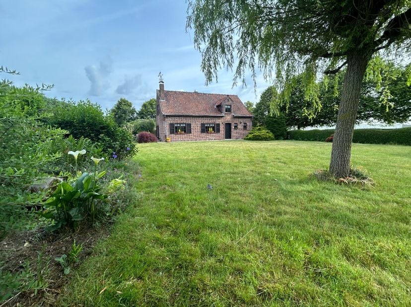 Située dans un environnement verdoyant et paisible à Wervik, cette villa 4 façades se trouve sur un terrain spacieux de 1.291 m². Idéale pour ceux qui