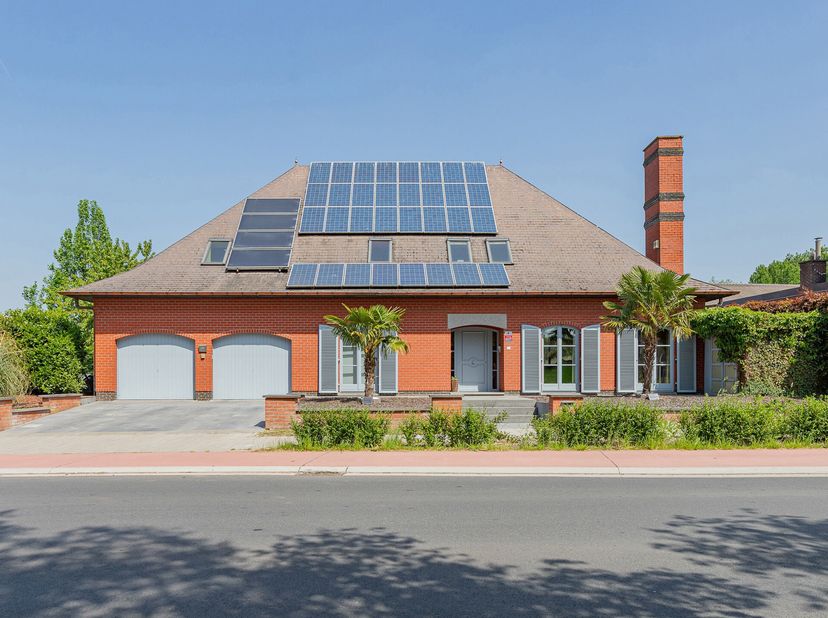 BURST  Ruime bungalow met zwembad en aparte woonunit&lt;br /&gt;
Deze instapklare bungalow met aparte woonruimte is ideaal voor gezinnen, samenwonende gener