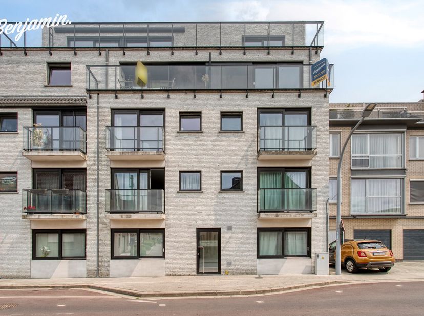 - Ideale ligging in Roeselare: Vijfwegenstraat 41&lt;br /&gt;
- Instapklaar appartement op de derde verdieping van residentie Milla&lt;br /&gt;
- Lift aanwezig&lt;br