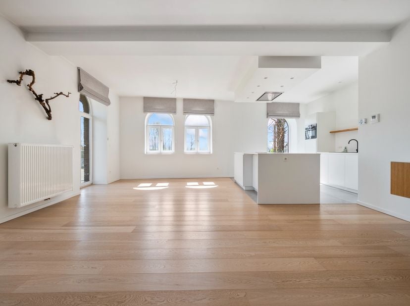 Dit modern hoekappartement ligt op de eerste verdieping van een prachtig gebouw in de Killestraat, Moerzeke. Het appartement werd afgewerkt in 2017 en