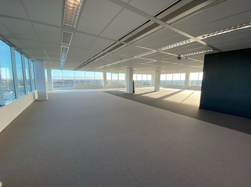 Uniek gelegen kantoorruimte van 1.413 m² met uitstekende visibiliteit te huur, deel uitmakend van het knappe kantorencomplex &quot;Bourget&quot;. De lichtrijke