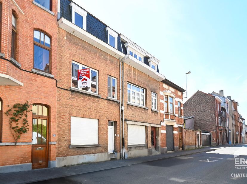 ERA CHATELAIN presenteert dit charmante huis gelegen in een rustige straat in Schaarbeek. Het heeft een vloeroppervlakte van 157 m² (bruto vloeropperv