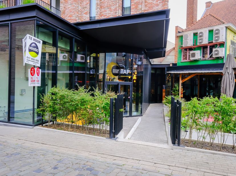 Dit moderne handelspand is gelegen in hartje Hasselt aan de drukste en gezelligste straten van Hasselt ; nl. tussen de Raamstraat en de Zuivelmarkt. 