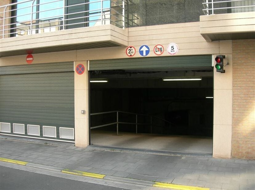 Res. APOLLO G11.02.21- Afgesloten garagebox op niveau -2 - Afmetingen: 2,72 x 4,97 m - Volle eigendom - In- en uitrit in de Franslaan