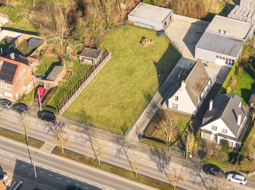 Ontdek deze unieke eigendom op een uitstekende ligging aan de Mandellaan te Roeselare, op slechts enkele minuutjes van de autosnelweg, bestaande uit e