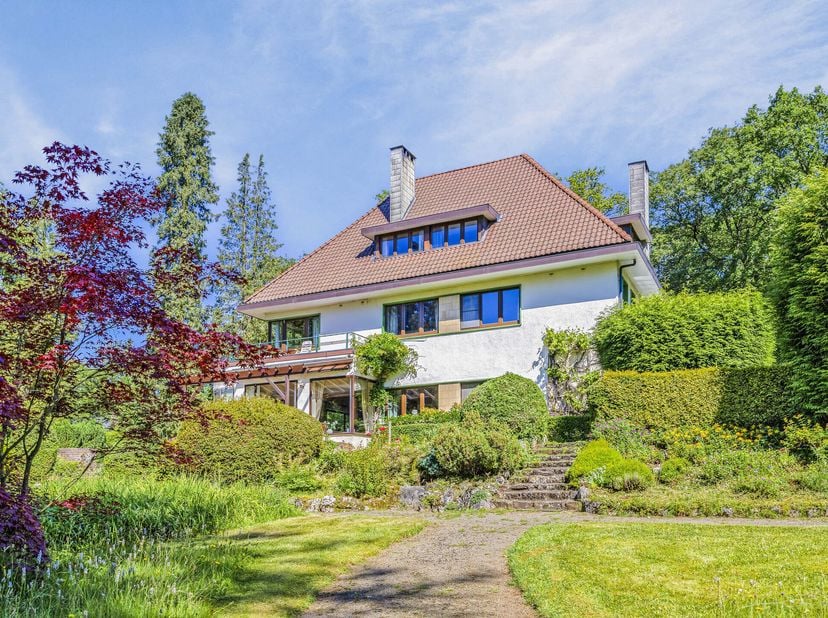 Ideaal gelegen in de gewilde wijk Bois le Comte in Sprimont, trekt dit charmante huis uit 1936 meteen de aandacht met zijn opmerkelijke architecturale