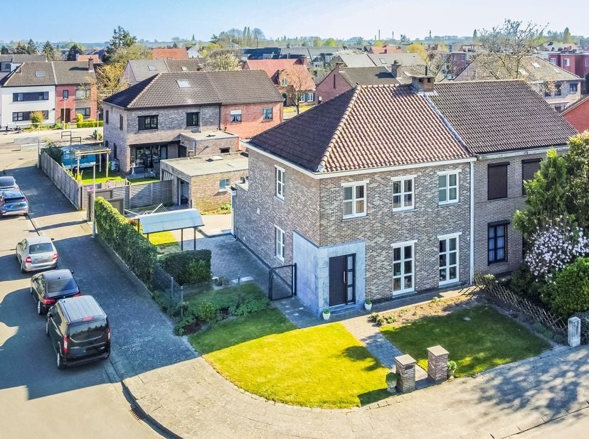 Welkom in deze instapklare en energiezuinige woning, gelegen in een rustige doodlopende straat in het hart van Zwijndrecht.&lt;br /&gt;
&lt;br /&gt;
We starten on