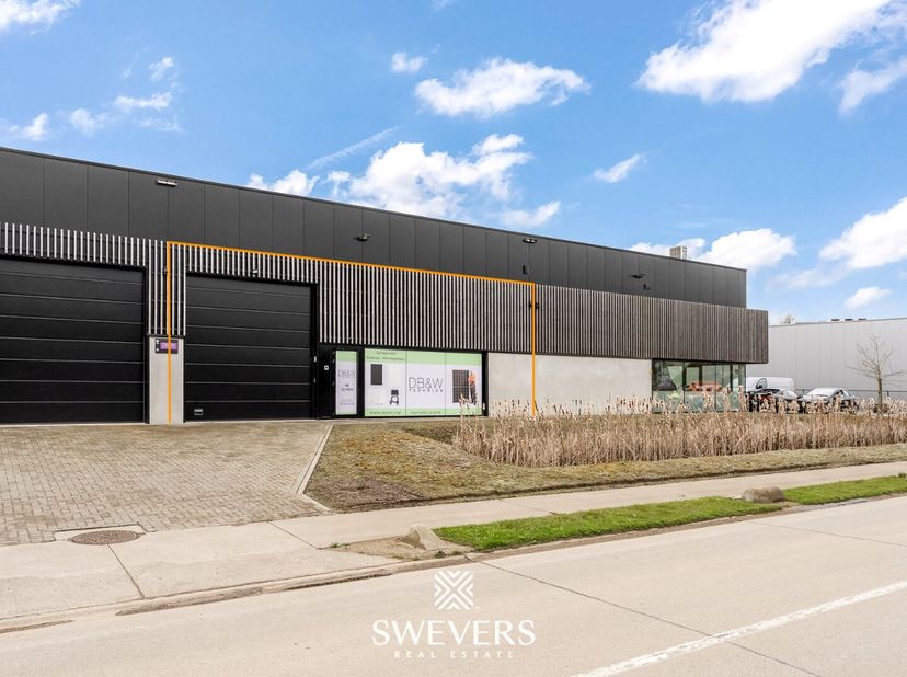 Voor meer info en fotos, surf naar www.swevers.be  Ontdek deze instapklare industriehal van 241 m² op een strategische locatie in Ham, langs Truibroek
