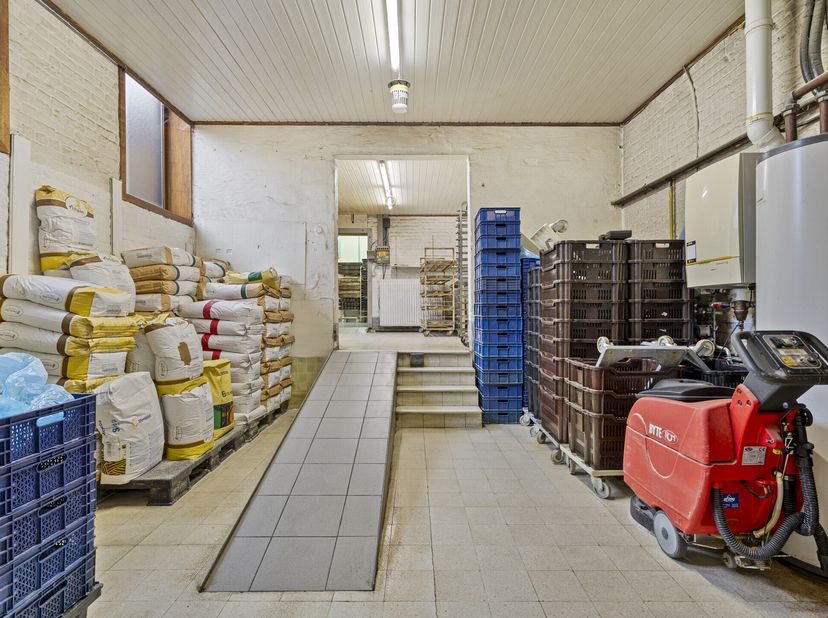 Cet immeuble commercial à vendre, situé sur l&#039;Antwerpsesteenweg à Sint-Amandsberg, combine une situation commerciale de premier ordre avec de nombreus