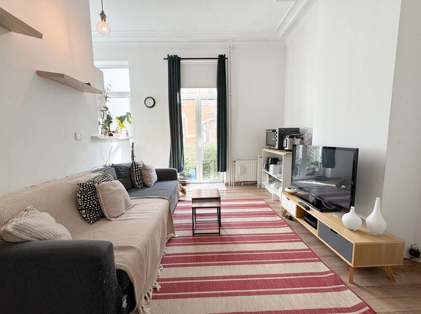 À deux pas de la gare du Midi et à proximité de toutes les commodités, découvrez cette maison unifamiliale actuellement aménagée en cinq appartements,