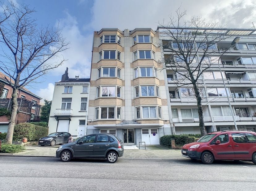 Vaste entrepôt avec garage et parking  Avenue Coghen 242&lt;br /&gt;
Découvrez cet entrepôt spacieux de 141 m² idéalement situé à lAvenue Coghen 242, dans u