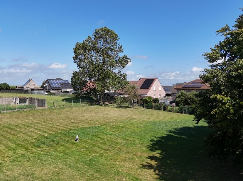 Dit lot bouwgrond is gelegen in het centrum van Houthulst.&lt;br /&gt;
Vooraan is reeds vergund voor 1 woning. Achterkant ligt in woonuitbreidingsgebied maa