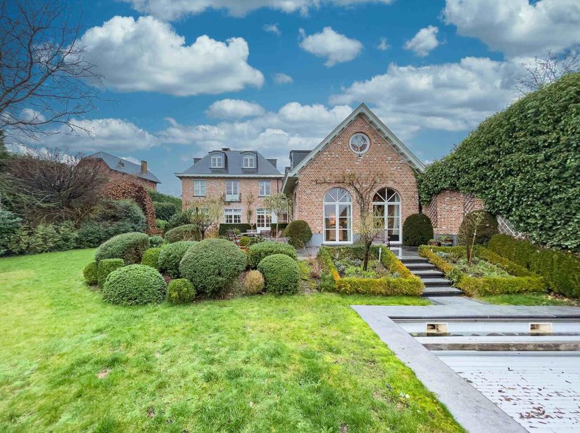 Oudergem - prestigieuze woning vol charme en met een uitzonderlijk comfort. De hoofdwoning, met een oppervlakte van 400 m², omvat op het gelijkvloers: