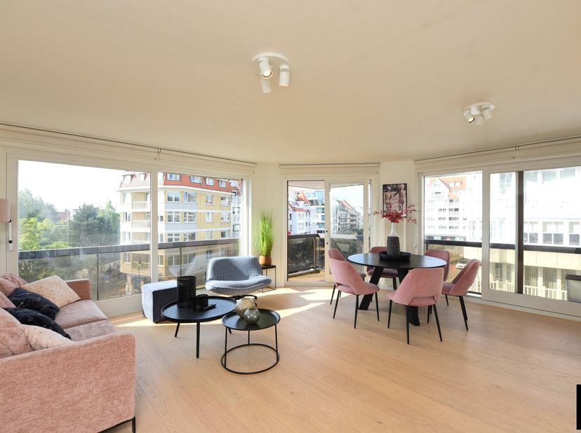 Ce magnifique appartement rénové avec 2 chambres est situé au cur du Zoute, lun des quartiers les plus exclusifs de Knokke. Avec une localisation uniq