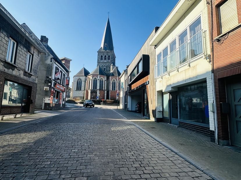 In het hart van Lievegem (Zomergem) bevindt zich deze volledig te renoveren woning met een unieke ligging en een prachtig uitzicht op de kerktoren. Di