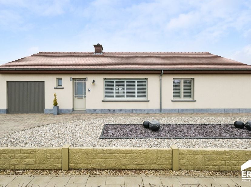 Instapklare en onderhoudsvriendelijk woning met 3 slaapkamers, rustig gelegen in Schakkebroek (Herk-de-Stad). Deze gelijkvloerse gezinswoning is geleg