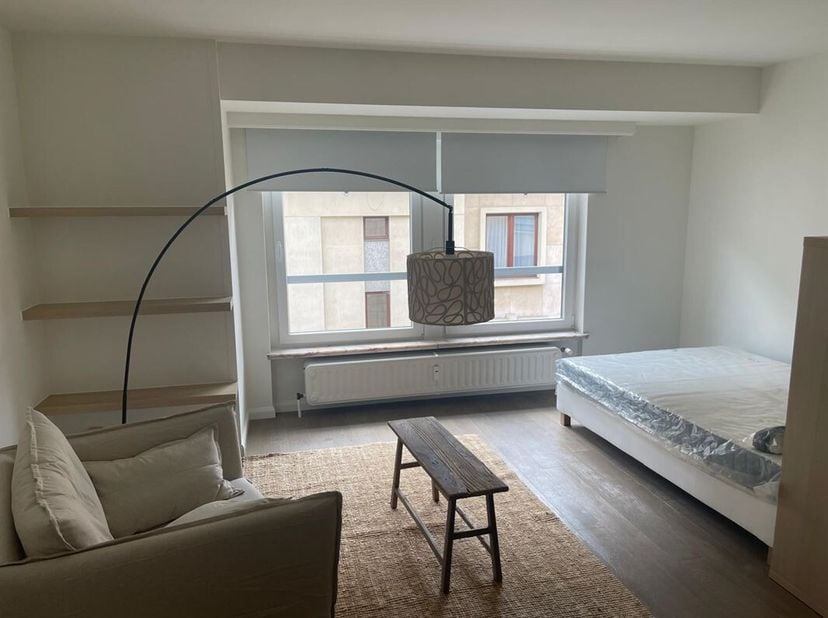 Quartier Place du Béguinage/Sainte-Catherine - Beau et lumineux studio de +/- 45 m²  - Hall d&#039;entrée - Living lumineux avec cuisine équipée de type US