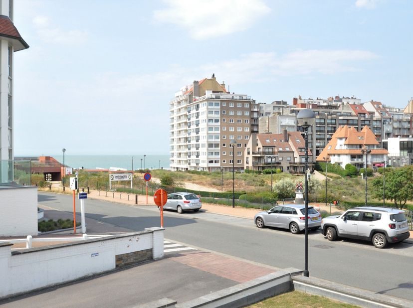 Res. Windsor&lt;br /&gt;
Ruime, gemeubelde studio met terras, zicht op zee en op de minigolf te Duinbergen. &lt;br /&gt;
Deze aangename studio heeft een inkom met