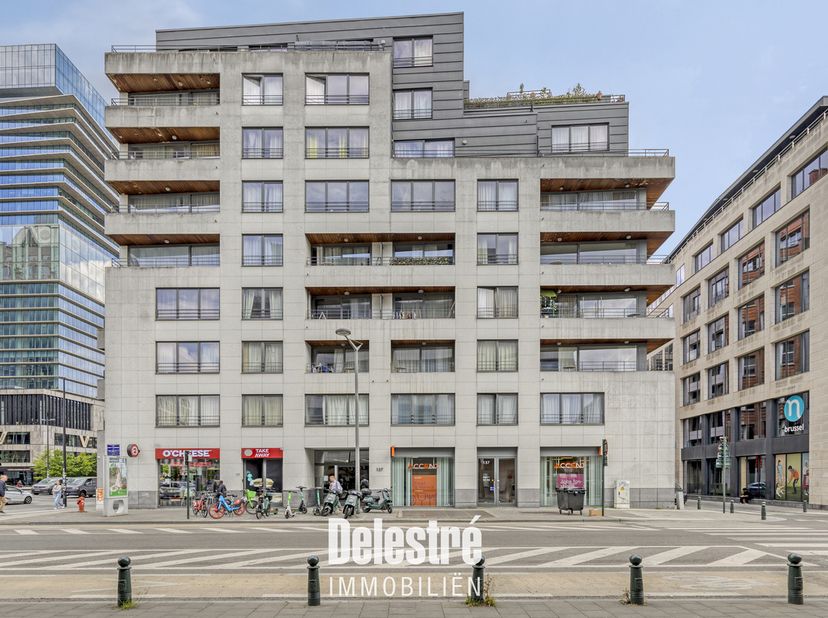 In het bruisende centrum van Brussel, op een gegeerde ligging aan de Boulevard Emile Jacqmain, stellen wij u dit instapklaar appartement (4.5) voor, (