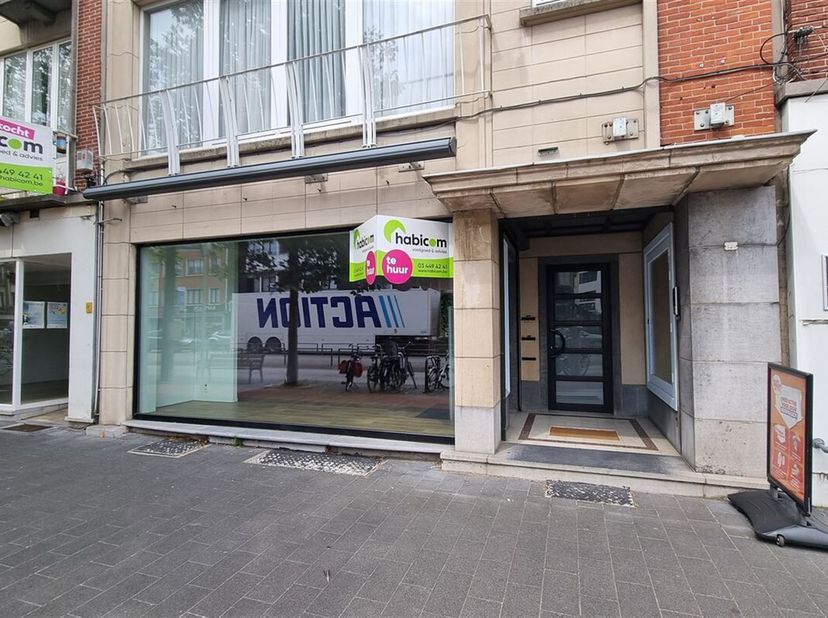Op een zéér commerciële toplocatie in Mortsel bieden wij dit handelspand van 125m² aan.  &lt;br /&gt;
Deze kan je ideaal inrichten als gezellig winkelpand,