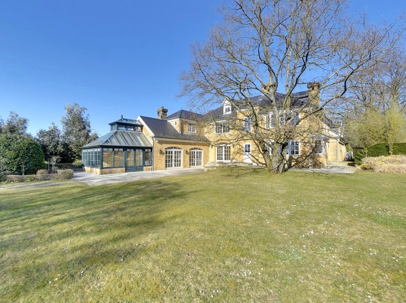 Op een unieke locatie, verscholen achterin en vlak bij het prachtige park van Tervuren, ligt dit royale landhuis uit 1996. Met een bewoonbare oppervla