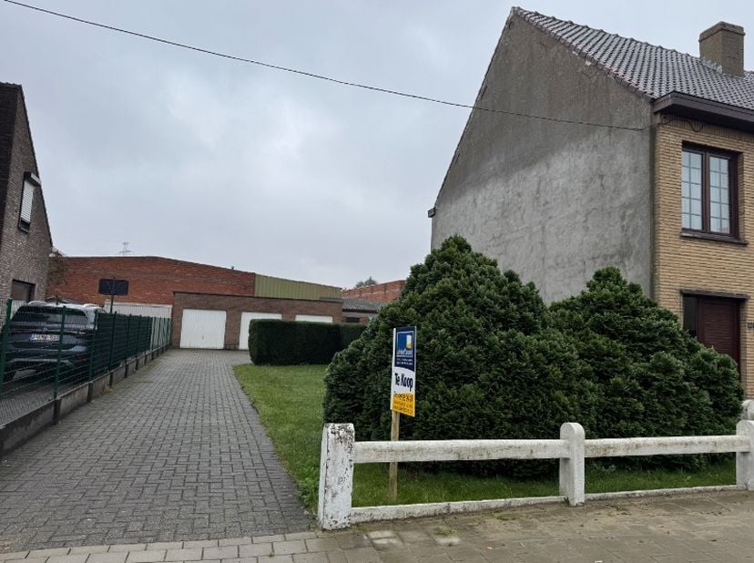 Oostgerichte bouwgrond (289m²) voor half open bebouwing. Momenteel zijn er 3 garages met bestrating aanwezig op deze grond, deze moeten echter afgebro