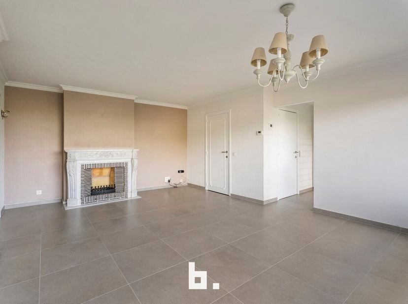 Dit gezellig appartement met twee slaapkamers en ruim, zonnig terras bevindt zich in een verzorgde, recent vernieuwde residentie op wandelafstand van