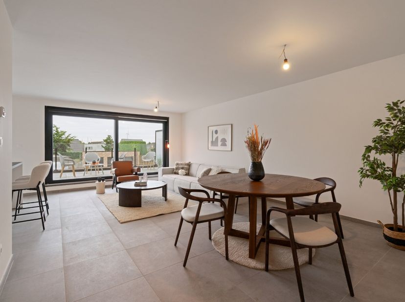 Kom vrijblijvend langs en neem een kijkje in deze residentie!&lt;br /&gt;
Mooi en lichtrijk appartement op de eerste verdieping van deze kleine nieuwbouwres