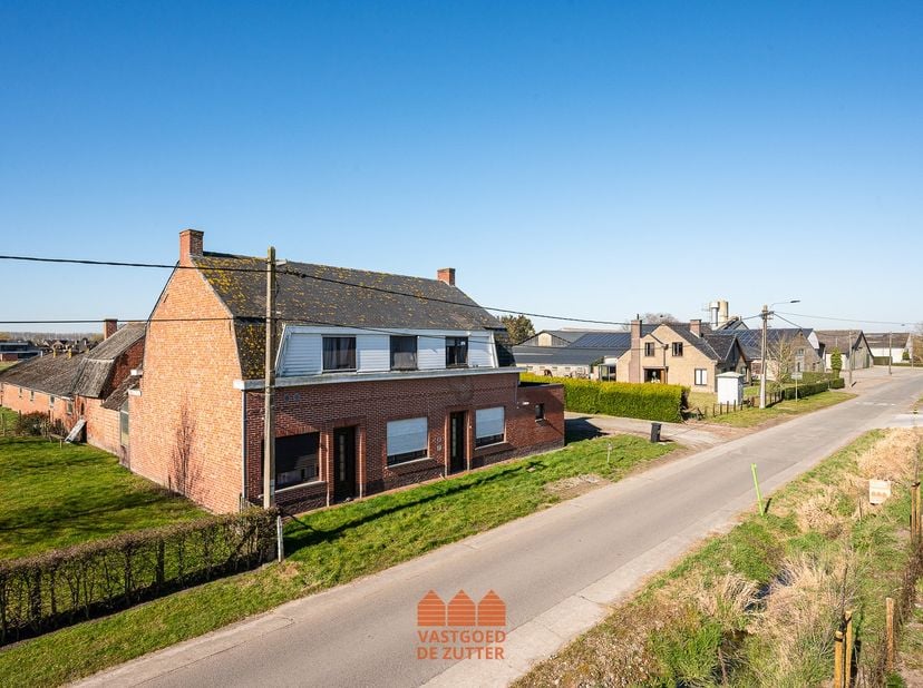 Op een unieke locatie in het landelijke Sint-Jan-in-Eremo bevindt zich deze hoeve met bijhorende loodsen, gelegen op een perceel van maar liefst 3.899