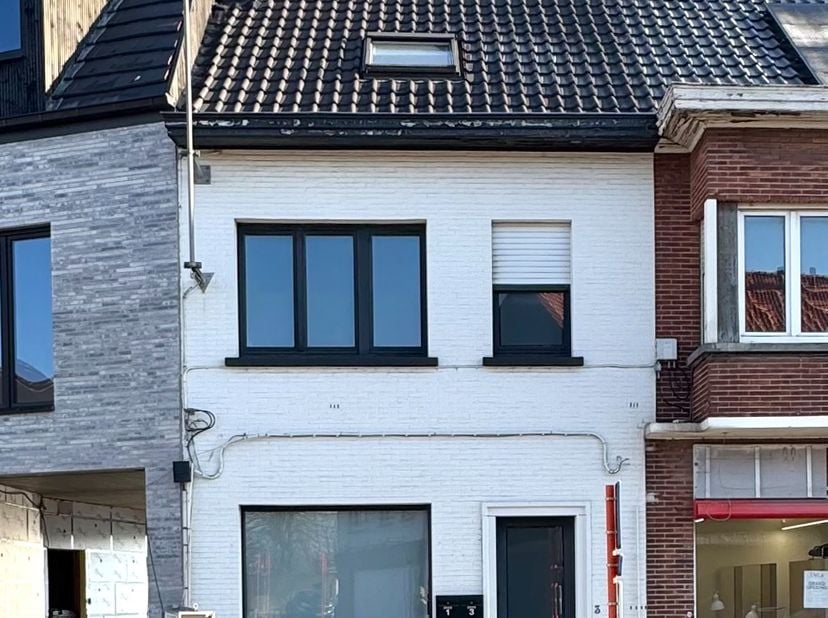 In het centrum van Vijve, nabij alles wat men nodig heeft en met goede verbindingen naar autostrade en via openbaar vervoer ligt dit gebouw (op vandaa