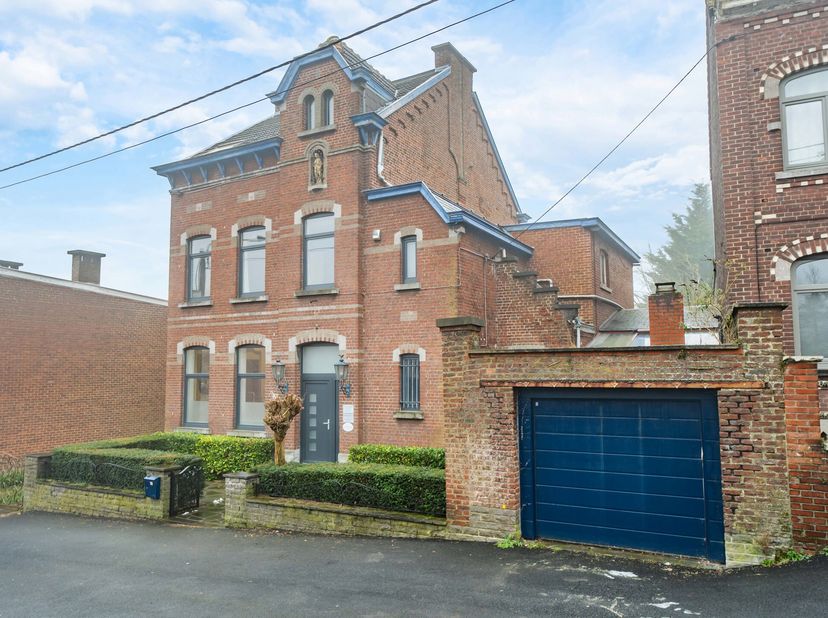 Nous vous proposons à la vente une propriété unique, chargée dhistoire et de charme, située à Lodelinsart, au nord de Charleroi. Construite en 1912 co