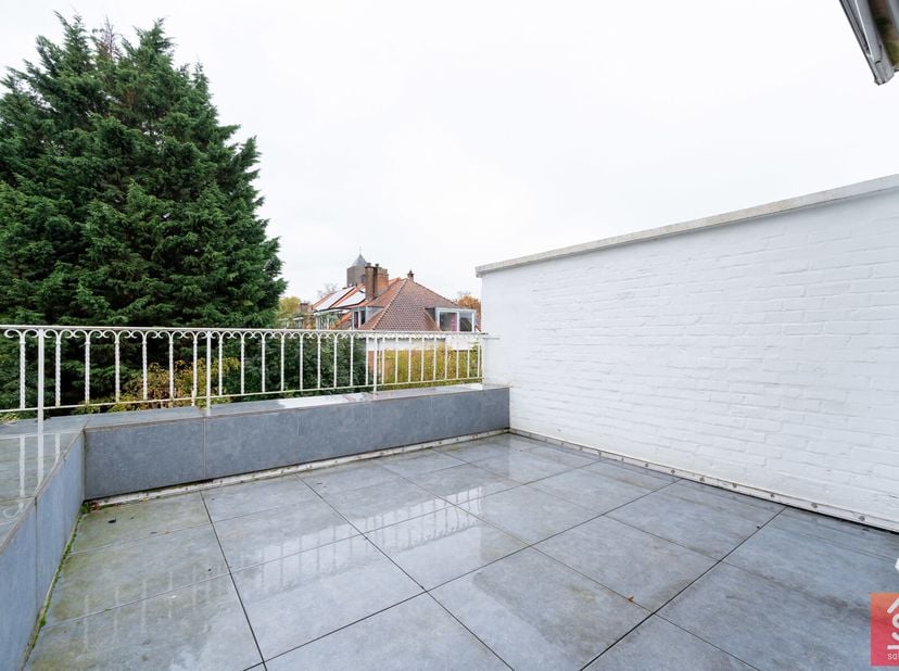 In een klein gebouw met 3 eenheden, gelegen nabij de begraafplaats van Elsene, duplex met 3 slaapkamers + 1 bureau/slaapkamer en 3 terrassen, waarvan