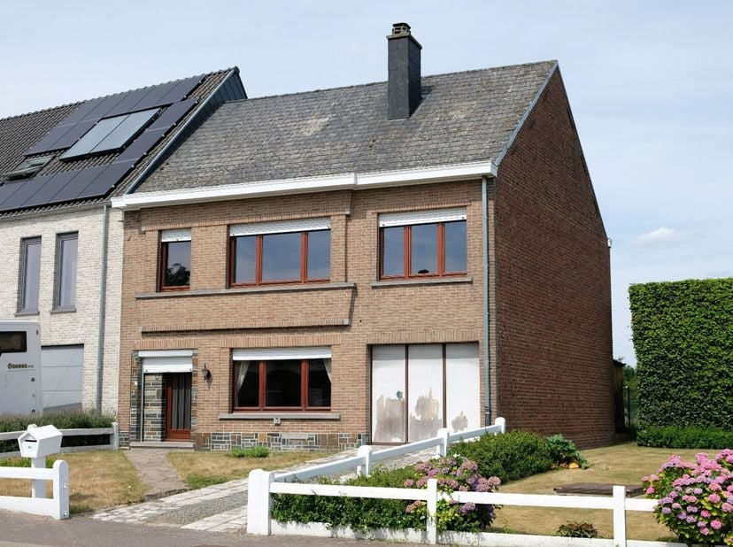 Aan de rand van Zottegem bevindt zich deze ruime, op te frissen woning van de jaren &#039;60. Op het gelijkvloers bevinden zich een inkomhal met vestiaire,