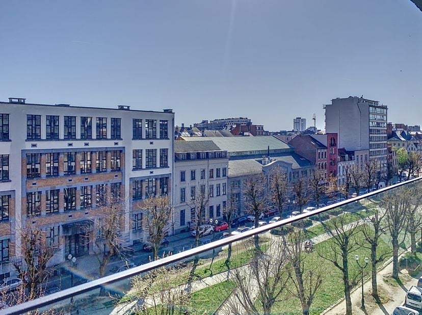 Lumineux et moderne appartement de 2 chambres au cinquième étage, offrant une vue magnifique sur un parc paisible. D&#039;une superficie de 89m², profitez