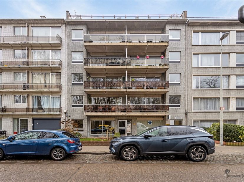 Ruim gelijkvloers appartement met tuin, garage en zicht op het groen.&lt;br /&gt;
Dit appartement is centraal gelegen vlakbij verschillende winkels, invalsw