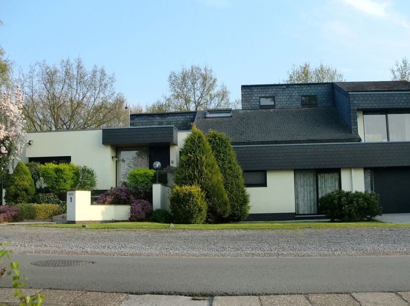 Knappe designvilla te Wetteren&lt;br /&gt;
Bent u op zoek naar een moderne woning met ruimte, licht en comfort op een uitstekende locatie? Deze unieke villa