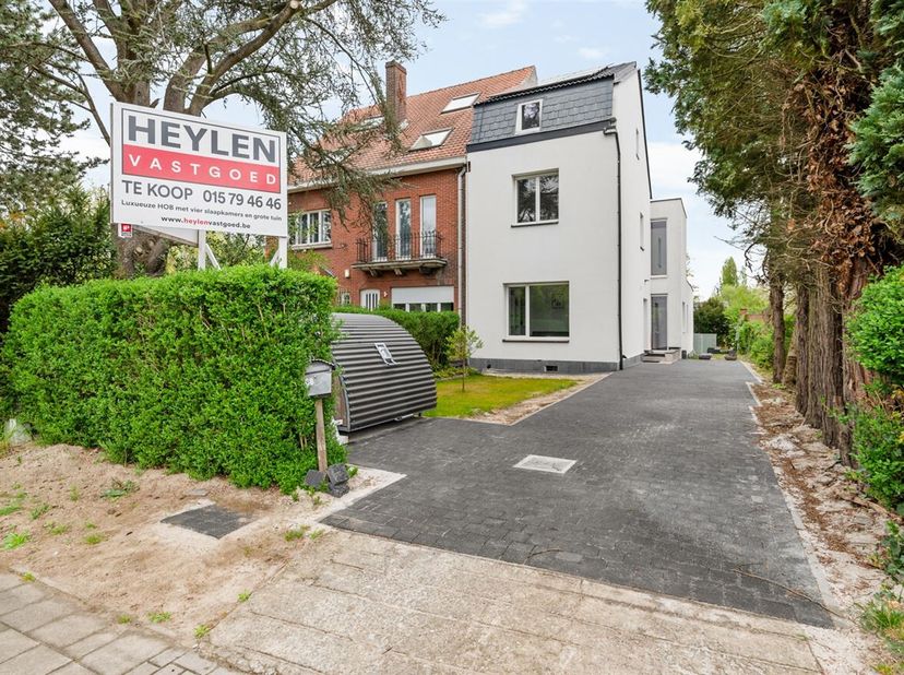 Deze prachtige halfopen bebouwing is opzoek naar een nieuwe eigenaar!&lt;br /&gt;
De woning bevindt zich op korte afstand van belangrijke invalswegen zoals